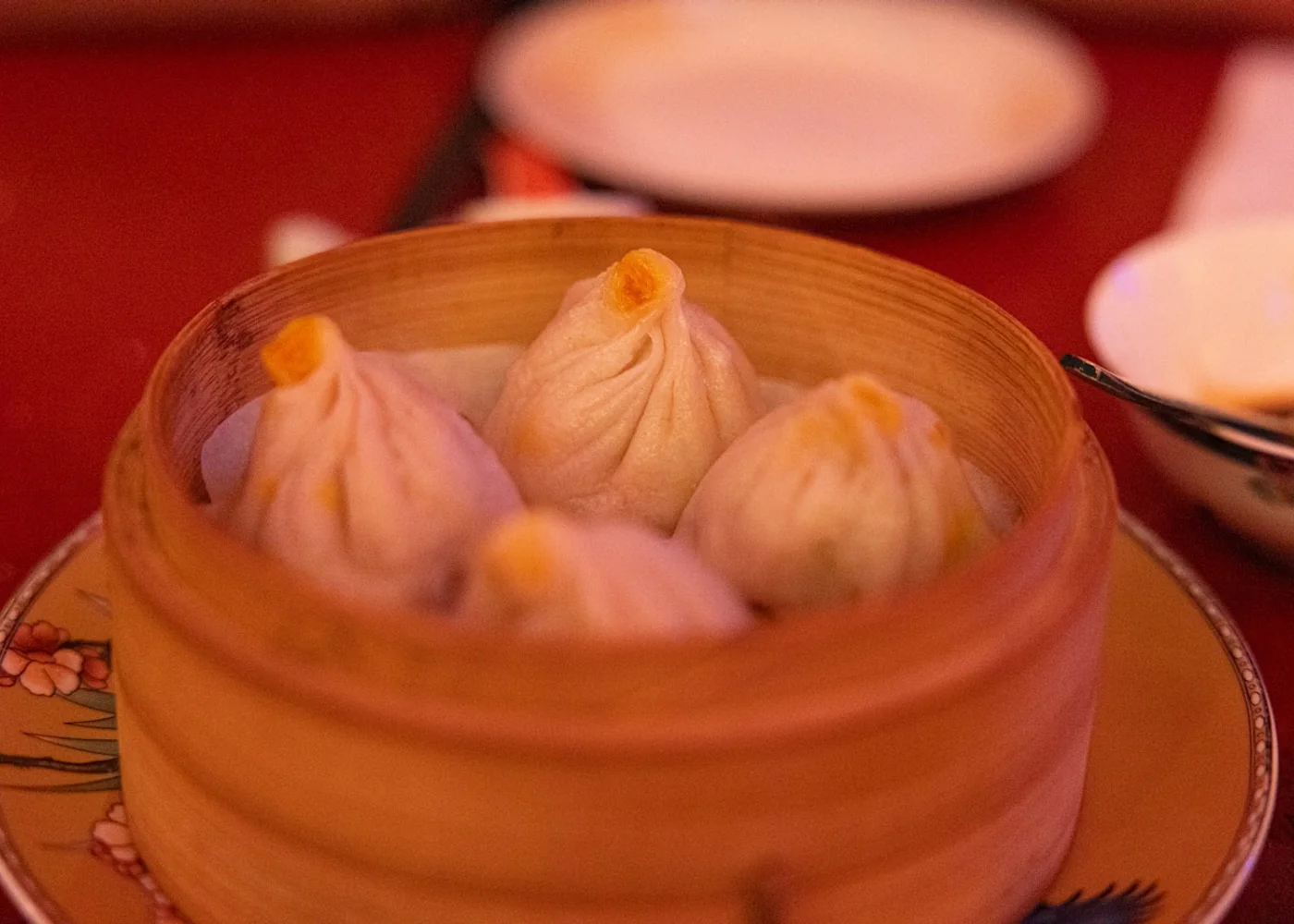 竹蒸笼里的蟹粉小笼包特写